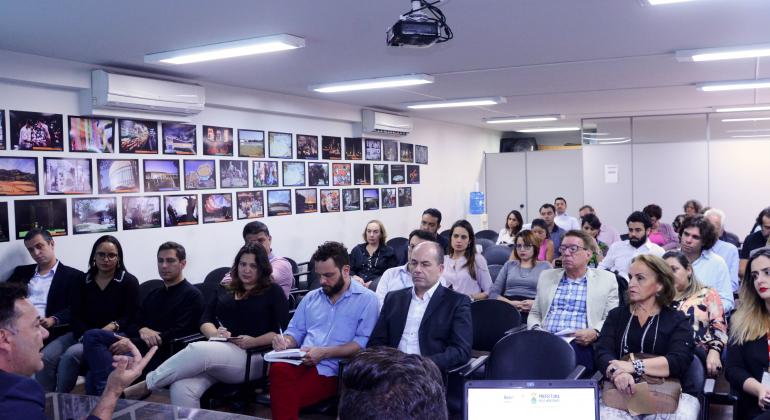 Mais de vinte pessoas sentadas em uma sala, na eleição da vice-presidência do Comtur.