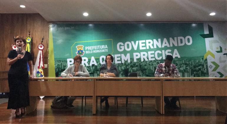 Secretaria Municipal de Segurança promove palestra voltada para prevenção à violência, com foco na juventude e adolescência, dia 22/9. Foto: Divulgação PBH Mesa de abertura da Palestra "Adolescência e Juventude: a Prevenção em Pauta", que aconteceu dia 22 de setembro na PBH.