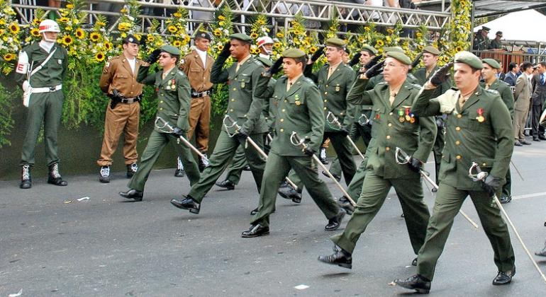 Desfile de Sete de Setembro de ano anterior, com mais de sete soldados fardados de verde e com espadas.