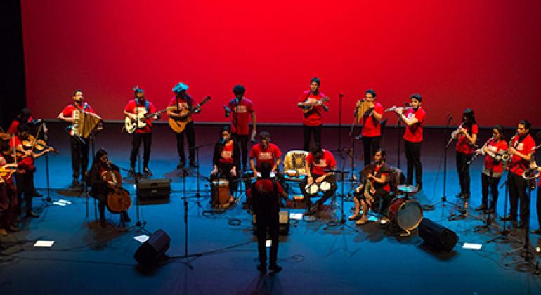 Músicos da Orquestra Ensamble Transatlántico de Folk Chileno em apresentação 