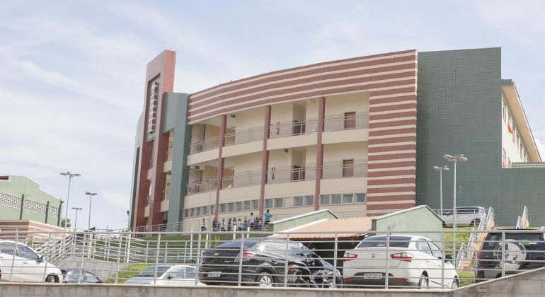 Prefeitura estuda adaptação de prédios escolares para abrir até quatro mil novas vagas da Educação Infantil em 2018. Foto: Divulgação PBH Fachada de Escola Municipal Solar Rubi durante o dia.