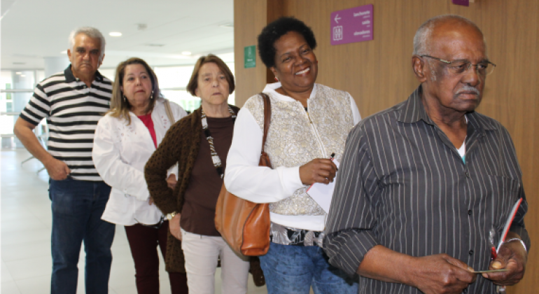 Processo é obrigatório e irá atualizar o cadastro da Prefeitura. Aline Pereira/PBH Cinco aposentados em fileira
