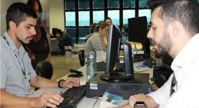 Somente no BH Resolve, 280 serviços, dos 700 disponibilizados, devem ser impactados. foto: Aline Pereira/PBH Funcionário do BH Resolve presta atendimento a usuário.