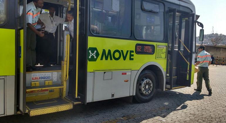Fiscal da BHTrans confere parte da frente de ônibus Move.