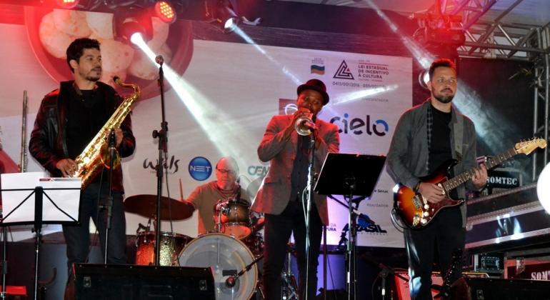 O Teatro Raul Belém Machado recebe, no próximo sábado, dia 23, às 20h, o show da banda mineira Conecto, com músicas autorais dançantes. Foto: Ivana Andrade Quatro membros da banda mineira de músicas dançantes Conecto.