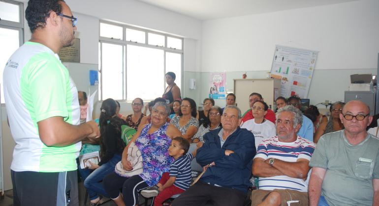 Iniciativa de Agentes Comunitários de Saúde promove conscientização de diabéticos e hipertensos na região Nordeste. Foto: Mara Damascento/PBH Agente comunitário de saúde orienta grupo de hipertensos e diabéticos.
