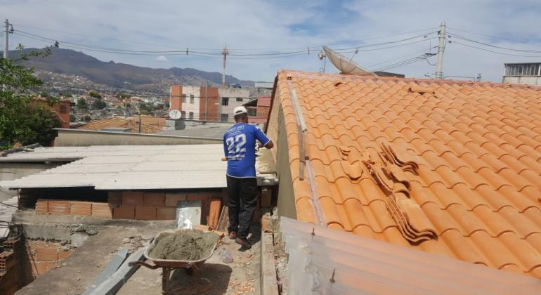 Trabalhador reforma telhado Centro de Saúde Boa Vista