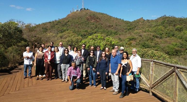 Mais de vinte pessoas, entre membros da Prefeitura e do ICLEI, no mirannte do Mangabeiras. Ao fundo, a Serra do Curral. 