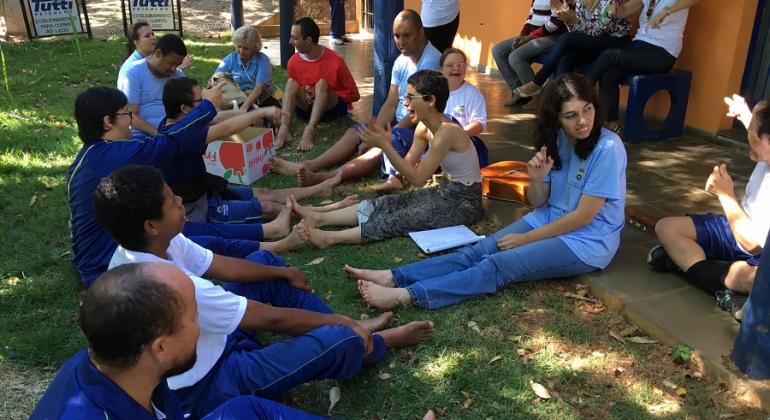 Cerca de dez adolescentes com sofrimento mental participam do programa do Centro de Educação Ambiental Centro-Sul, no do Parque Municipal Professor Amílcar Vianna Martins.