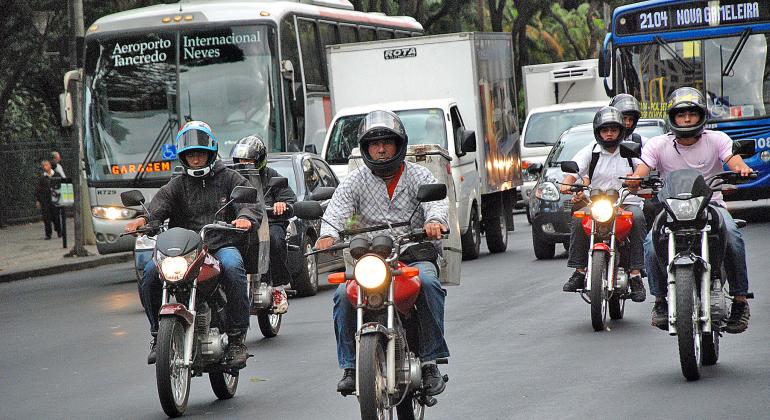 Evento faz parte da Semana Nacional do Trânsito e da Semana da Mobilidade Urbana 2017 e acontece na quarta-feira, dia 20 de setembro. Foto: Isabel Baldoni/PBH Cinco motocicletas andando em rua em dia de trânsito intenso.