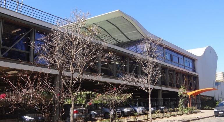 Fachada da nova sede da Regional Oeste durante o dia. 