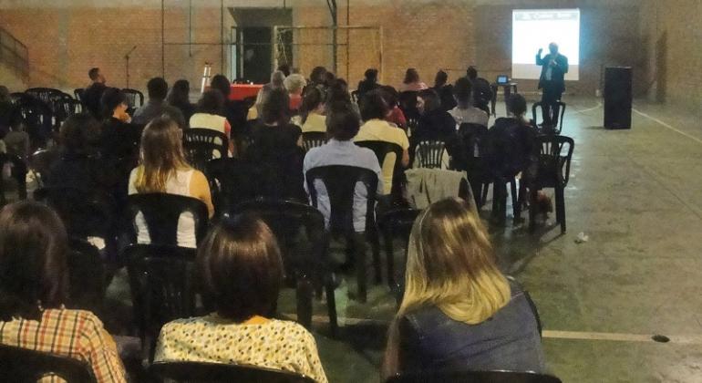 Mais de dez pessoas assistem a palestra na Pré-Conferência de Políticas sobre Drogas, na Regional Leste.