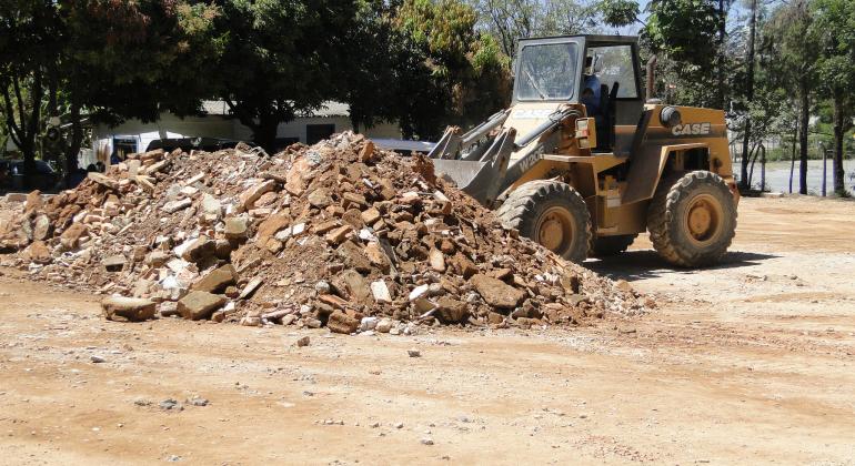 Carreta empurra entulho de construção, que será reaproveitado.