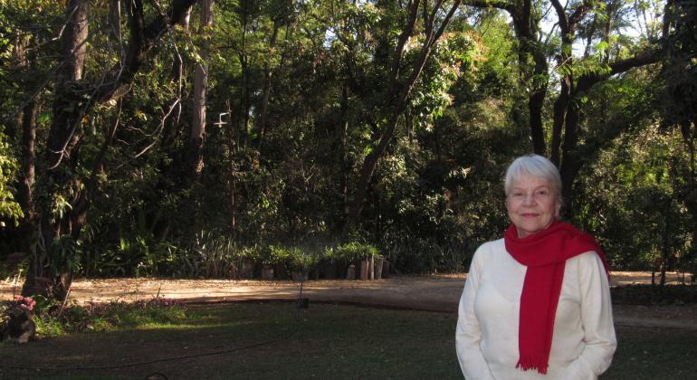 Reserva Particular Ecológica com área superior a 50 mil m², na região Norte de BH, torna-se permanente. Foto: Divulgação PBH Senhora grisalha à direita, ao fundo, árvores frondosas e muito verde.