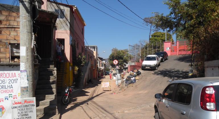Além de alargamento viário, intervenções no Conjunto Santa Maria incluem praça de convivência e outras obras de infraestrutura. Foto: Divulgação PBH Rua alargada e asfaltada no Conjunto Santa Maria.