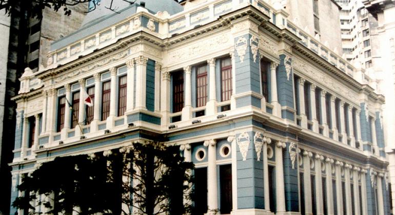 Fachada do TRibunal de Justiça de MInas Gerais durante o dia.