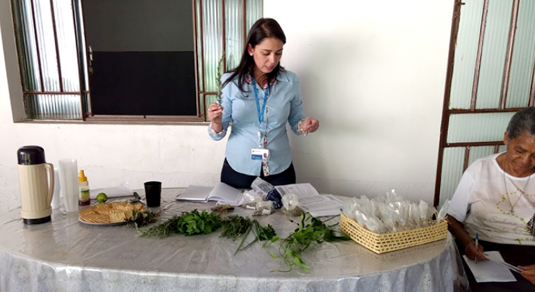 BH em Pauta: Recursos terapêuticos são abordados em oficina. Fotos:Geraldo Felix/PBH Oficineira apresentando plantas medicinais para alunas.