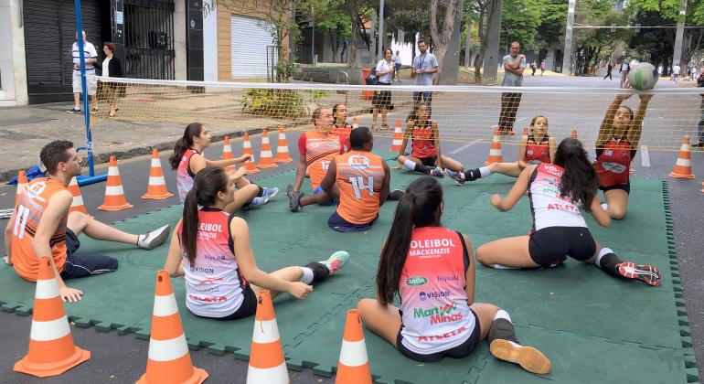 Jogos esportivos paralimpicos fazem parte da programação do programa "A Savassi é da Gente” de domingo, dia 17 de setembro. Foto: Divulgação PBH Time misto de cinco jogadores do Mackenzie disputam partida de vôlei sentado. Foto ilustrativa.
