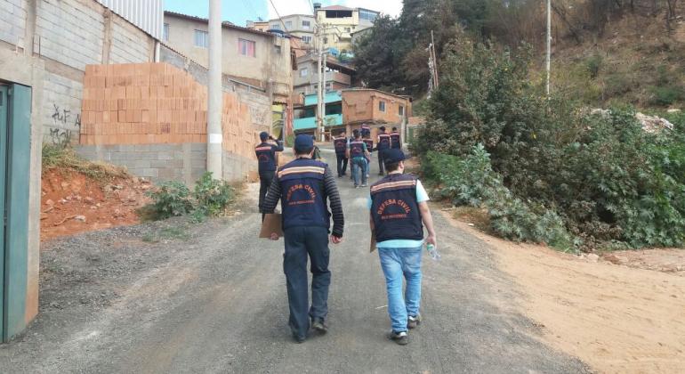 A Defesa Civil de Belo Horizonte realizou o cadastramento de moradores das ruas Sustenido e arredores na manhã desta terça-feira, dia 26/7. Foto: Divulgação PBH Cerca de dez técnicos da Defesa Civil sobem rua para fazer cadastramento de moradores nos arredores da Rua Sustenido, no bairro São Lucas.