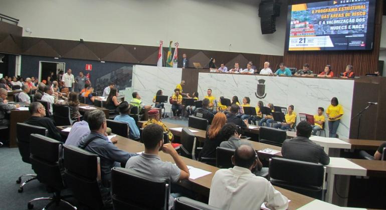 Cidadãos voluntários dos Núcleos de Alerta de Chuvas e Núcleos de Defesa Civil recebendo homenagem pelos serviços prestados à população na Câmara Municipal em setembro.