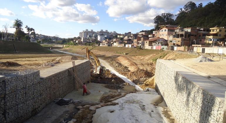 Obra da bacia de detenção do córrego Olaria/Jatobá.