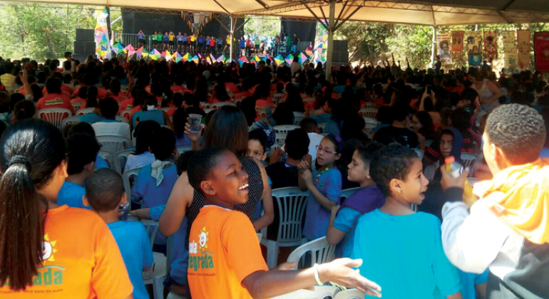 Mais de 50 crianças do Programa Escola Integrada na Regional Venda Nova assistem a comemoração de 10 anos do programa no Parque Lagoa do Nado.