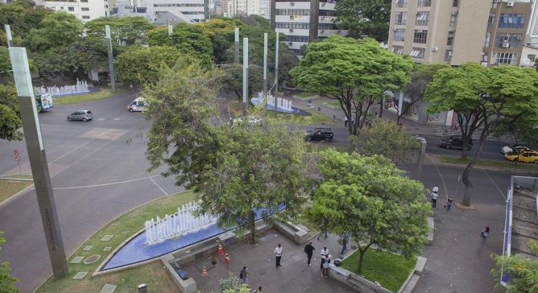 BHTrans realiza intervenções no trânsito para transmissão da final da Copa do Brasil, dia 27 de setembro, na Savassi. Foto: Divulgação PBH Cruzamento das avenidas Getúlio Vargas e Cristóvão Colombo, na Savassi, com carros em trânsito e pessoas caminhando.