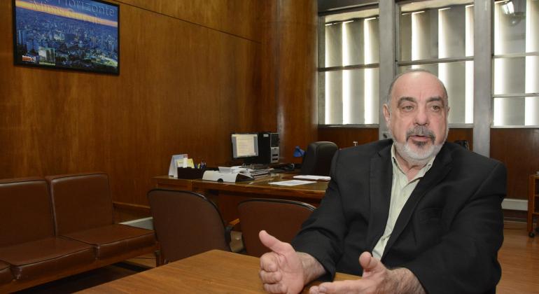 Secretário municipal de Fazenda, Fuad Jorge Noman Filho, sentado em mesa em escritório. 