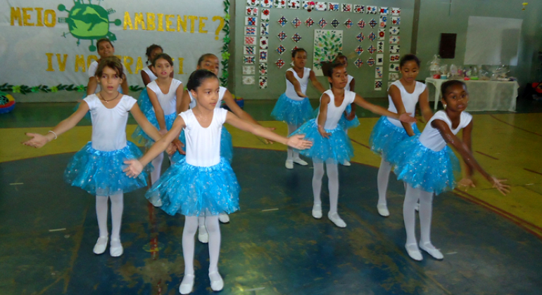 O Programa Escola Integrada está presente em todas as 173 escolas de Ensino Fundamental da rede municipal de educação de Belo Horizonte. Foto: Avanilton de Aguilar/PBH Dez alunas com roupas de balé apresentam coreografia na quadra da escola.