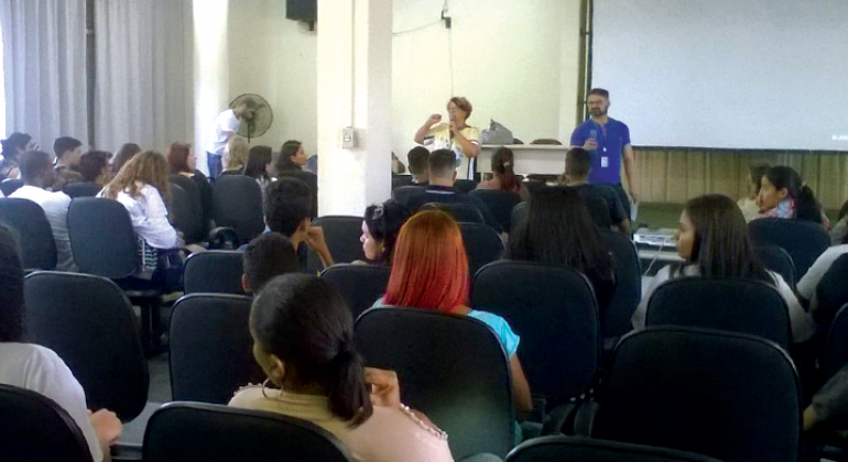 Alunos do projeto Câmara Mirim se preparam para viagem para Brasília, que ocorrerá dias 19 e 20 de outubro. Foto: Divulgação PBH Homem e mulher dão palestra para alunos da Rede Municipal de Ensino.