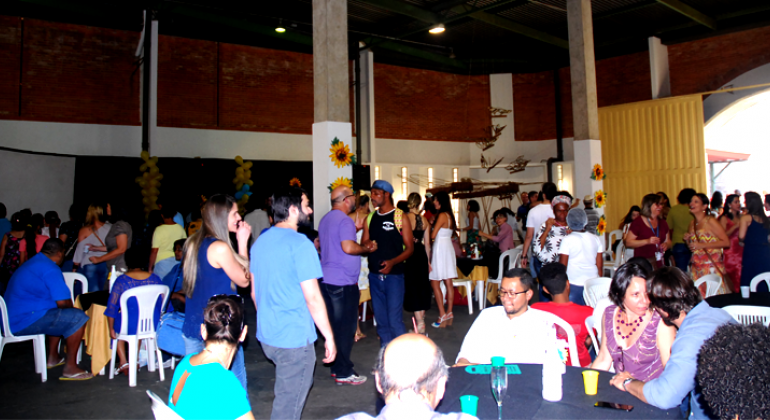 Valsa e música ao vivo fizeram parte do baile comemorativo dos 15 anos do Centro de Referência em Saúde Mental Nordeste. Foto: Melissa Reis Mais de trinta pessoas no baile comemorativo dos 15 anos do Centro de Referência em Saúde Mental Nordeste