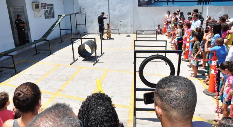 Amigos e familiares acompanham demonstração do treinamento com cães Guarda municipal realiza demonstração de treinamento com cães para familiares e amigos durante 3ª Festa da Família GMBH