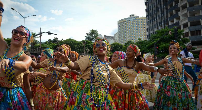 Prefeitura divulga programação completa do FAN-BH 2017 - Foto: Thainá Nogueira Grupo de mulheres negras dança usando vestimentos afro