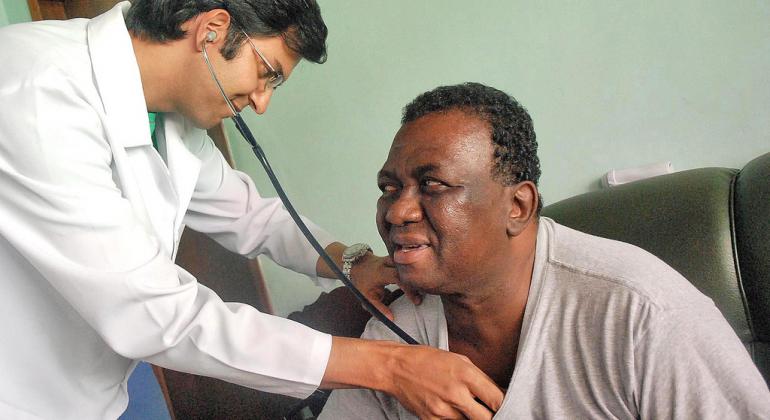 PBH nomeia mais profissionais da Saúde Médico faz ausculta em homem