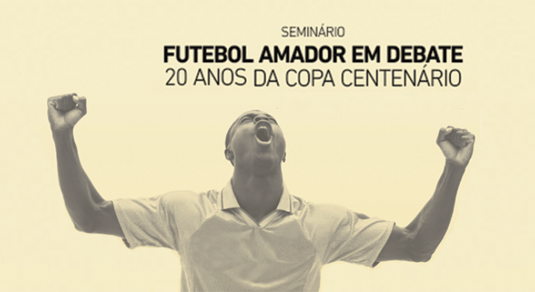 Estão abertas as inscrições para o Seminário “Futebol Amador em Debate: 20 anos da Copa Centenário”, que será realizado nos dias 26 e 27/10. Arte: PBH Homem com camiseta esportiva com os braços abertos e estendidos, em expressão de vitória. Acima da imagem, os dizeres: Seminário Futebol Amador em Debate: 20 anos da Copa Centenário.