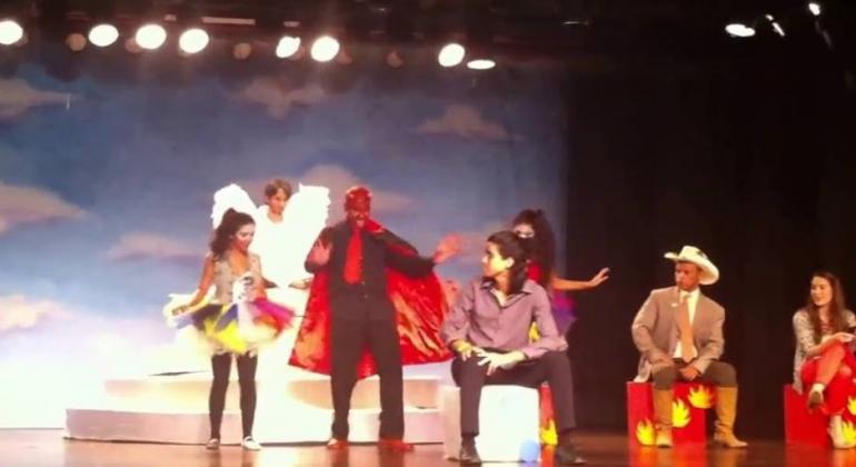 Prefeitura lança, nesta terça, dia 24 de outubro, o Projeto Aluno Auditor, com apresentação da peça teatral “O Auto da Barca da Cidadania”. Foto: Divulgação Diabo, no centro do palco, dialoga com um anjo, homens e mulheres.