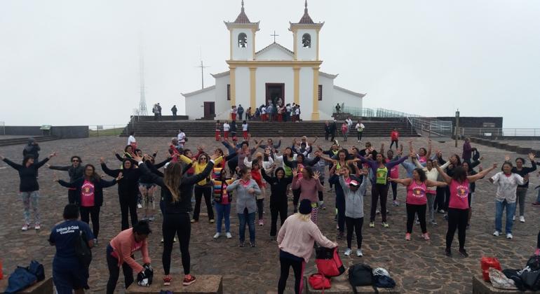 Alunos da Academia da Cidade fazem aulão de ginástica na Serra da Piedade. Foto: Aline Paiva Cerca de 140 alunos da Academia da Cidade fazem aulão de ginástica na Serra da Piedade