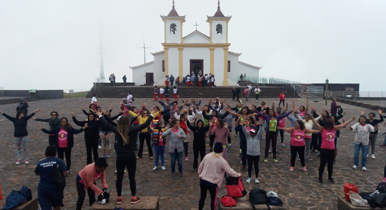 Cerca de 140 alunos da Academia da Cidade fazem aulão de ginástica na Serra da Piedade