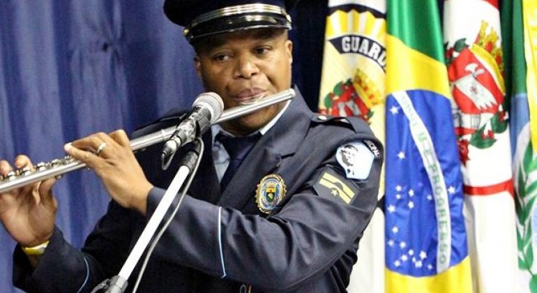 Paulo Siuves, da Banda da Guarda Municipal de BH, está entre os homenageados da ABFIP. Foto: Divulgação ABFIP Músico da Banda da Guarda Municipal de BH tocando flauta