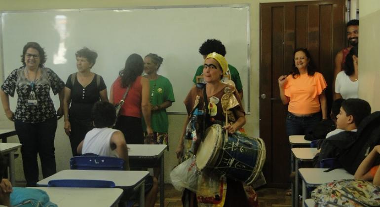 Escola Municipal da região Leste incentiva coleta seletiva. Foto: Naara Dias Mulher instrui alunos sobre coleta seletiva em escola municipal.