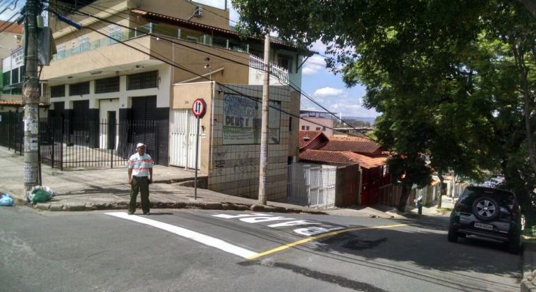 Agente da BHTrans parado na esquina da Ruoa Coimbra, no bairro Madre Gertrudes, que sofreu alteração de circulação de veículos.