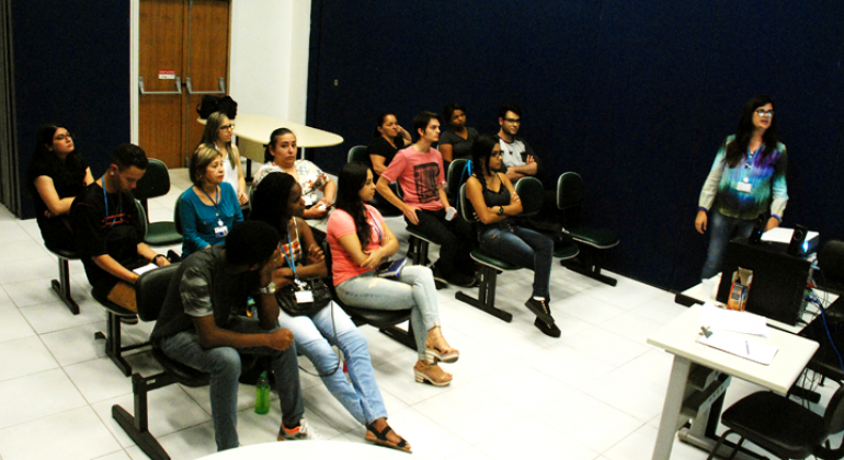 Palestra foi ministrada por Marcela Ferreira, responsável pela área de treinamento e desenvolvimento da BH Resolve. Foto: Adão de Souza/PBH Marcela Ferreira, responsável pela área de treinamento e desenvolvimento da BH Resolve, ministra palestra para cerca de 10 pessoas.