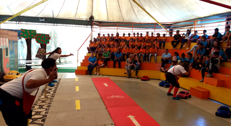 De forma lúdica, crianças de escolas públicas aprendem sobre trânsito seguro e sustentabilidade em projeto da PBH. Foto: Paulo Almeida/BHTrans Alunos da Rede Municipal em visita ao Circo Transitando Legal, da BHTrans.