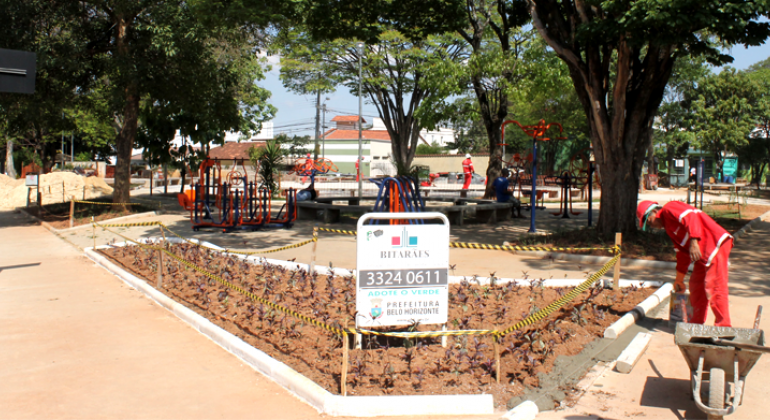 Prefeitura retoma as obras de reforma da Praça Brandão Amorim, na Pampulha. Foto: Antônio Rodrigues/PBH Funcionários da PBH realizando reforma em canteiro da Praça Brandão Amorim.