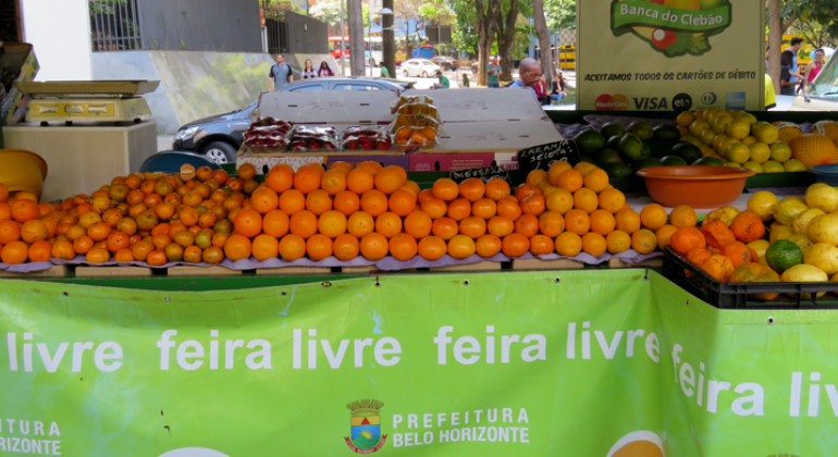 Barraca de frutas com laranjas.
