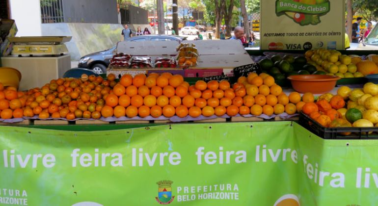 Belo-horizontino conta com opções de feiras livres, permanentes, de produtos orgânicos e com o programa “Direto da Roça”. Foto: Guthemberg Moraes/PBH Barraca de frutas com laranjas.