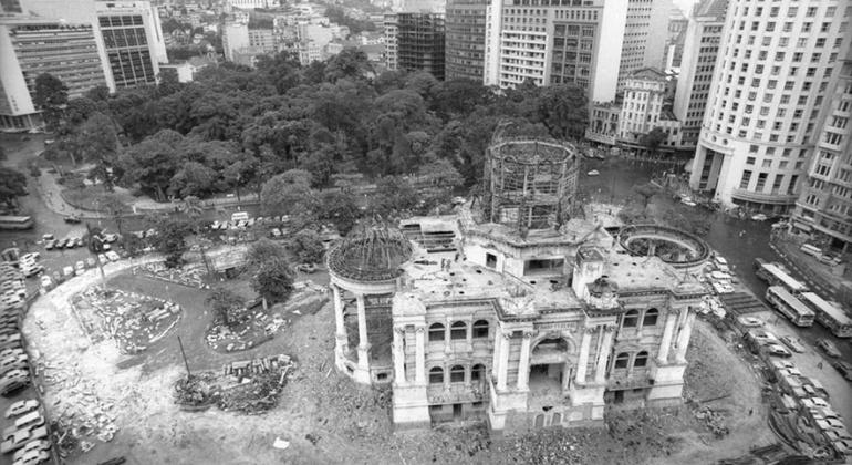 Foto em preto e branco do Palácio Monroe (RJ) com partes demolidas ao redor. Imagem do filme Crônica da Demolição, documentário de 1976 dirigido por Eduardo Ades.