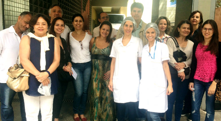Foto: Divulgação/PBH Fiscais da secretaria de Política Urbana com funcionários do Restaurante Popular.