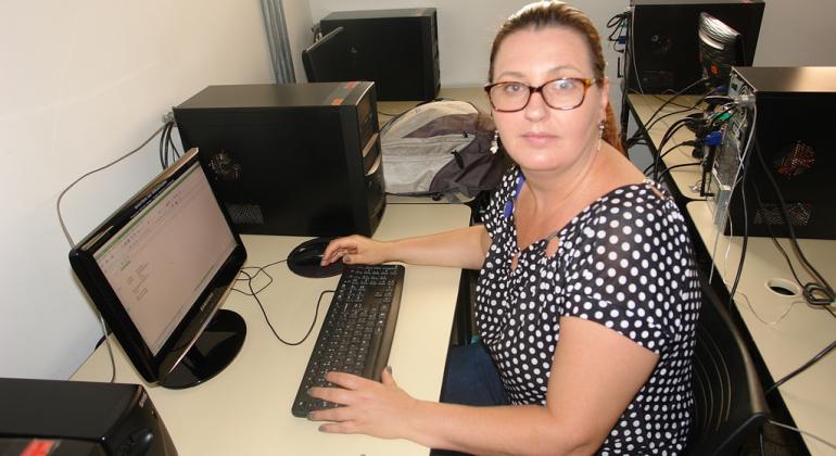 Curso promovido pela Prefeitura estimula microempreendedores a utilizarem a tecnologia na gestão dos negócios. Foto: Divulgação PBH Vendedora Fabíola Godin de Vargas, sentada em frente ao computador.