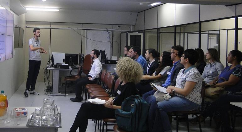 Prefeitura intensifica ações como palestras e cursos para disseminar valores socioambientais à população de Belo Horizonte. Foto: Divulgação PBH Instrutor da aula para cerca de nove pessoas.